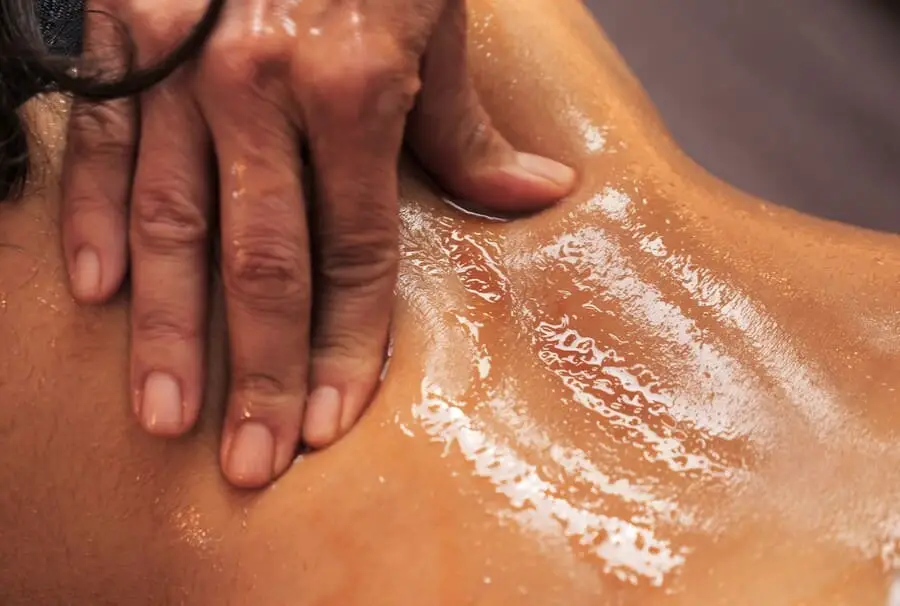Hand massiert Öl auf den unteren Rücken während einer Ayurveda-Behandlung